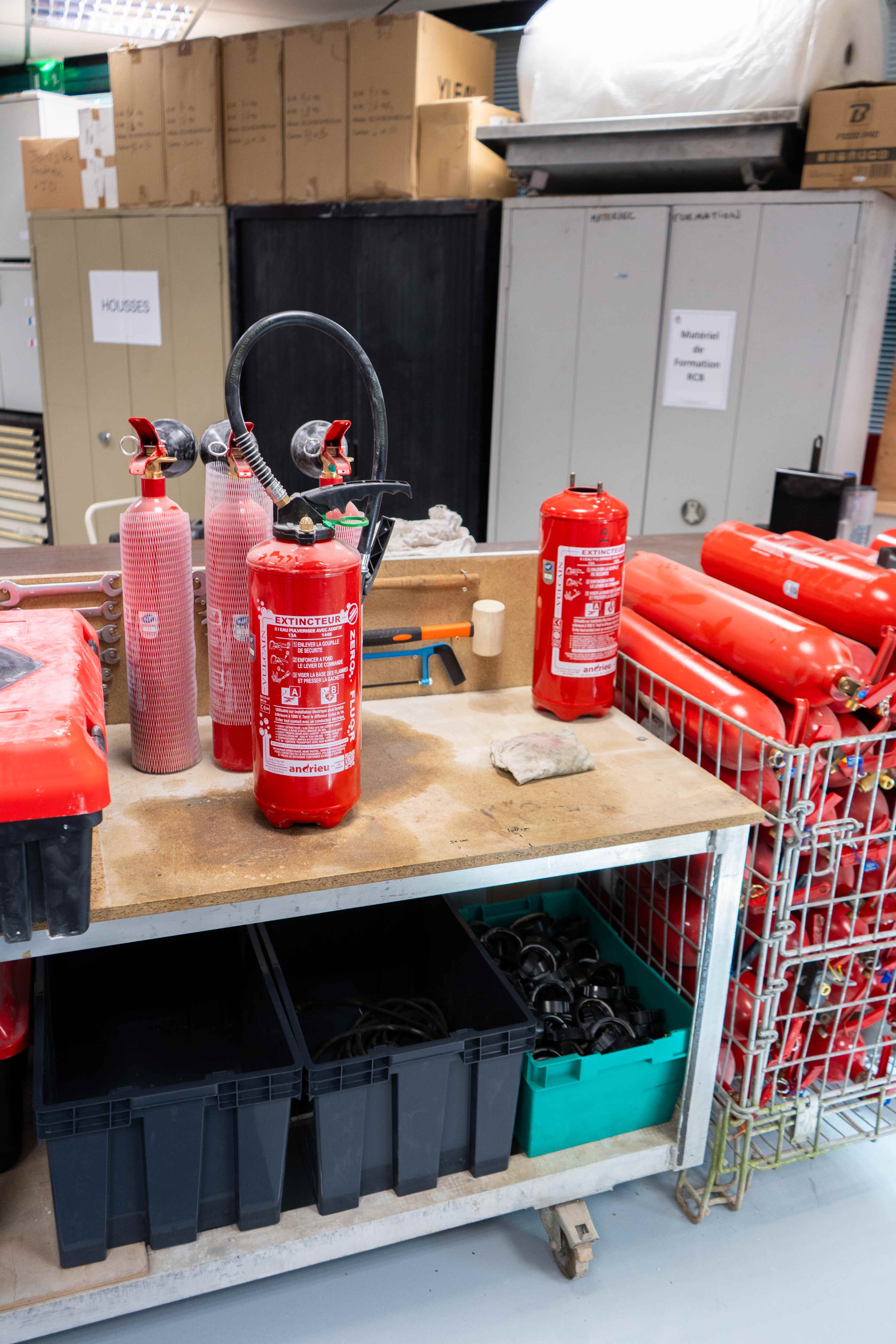 Etabli de travail avec extincteurs en cours de maintenance