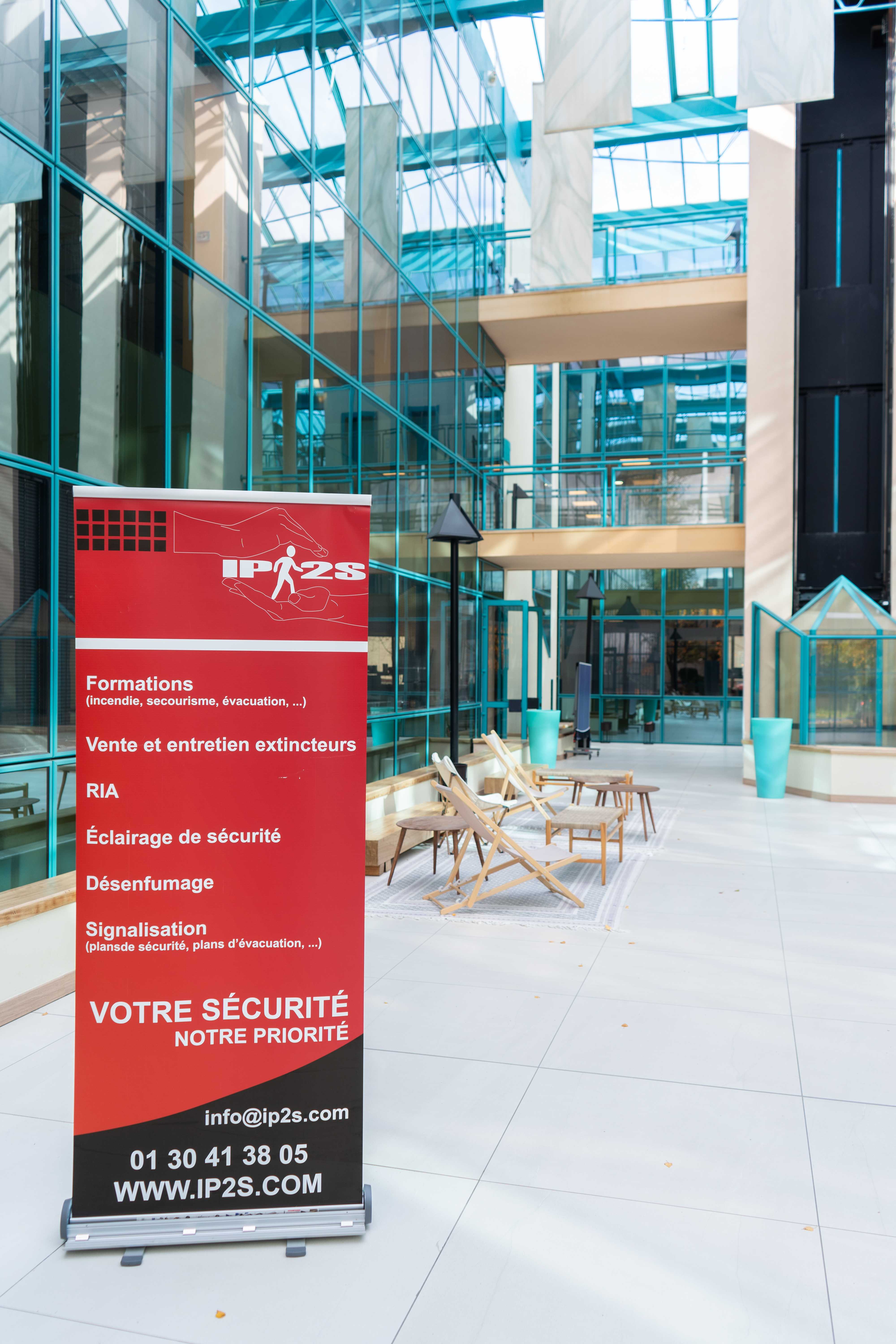 Kakemono IP2S présentant les services : formations, extincteurs, RIA, éclairage de sécurité, désenfumage