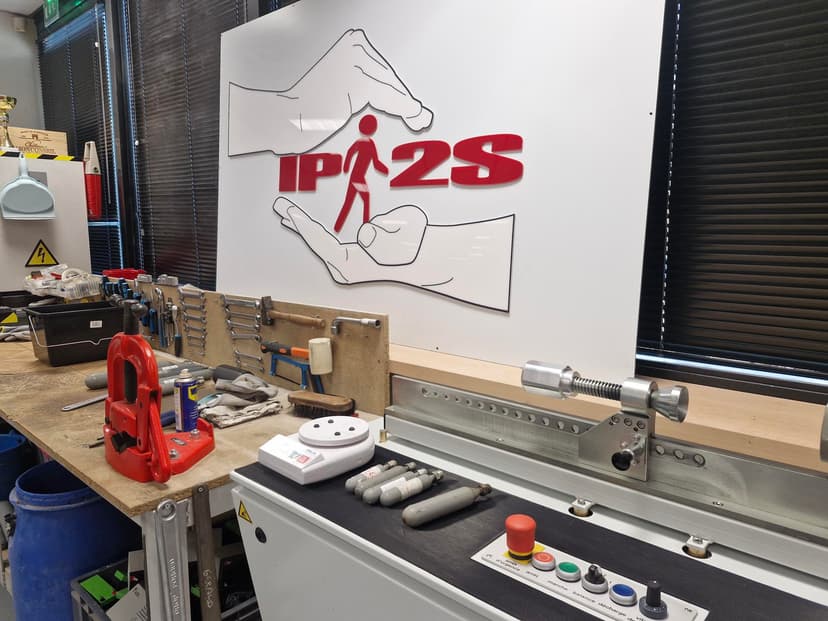 Cartouches CO2 et détecteur sur le plan de travail de l'atelier