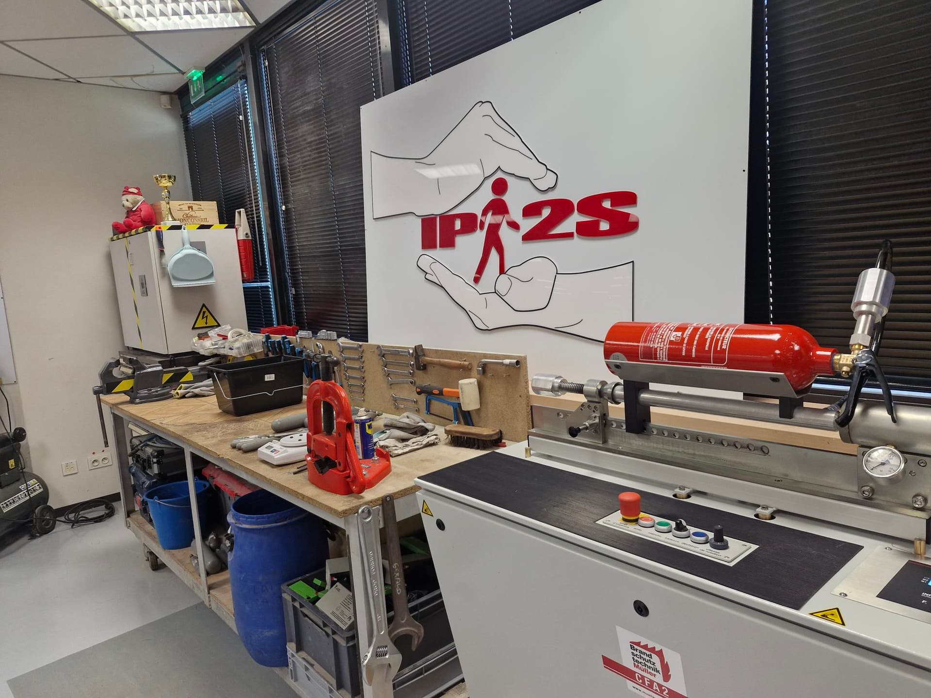 Machine de recharge CO2 avec extincteur dans l'atelier IP2S