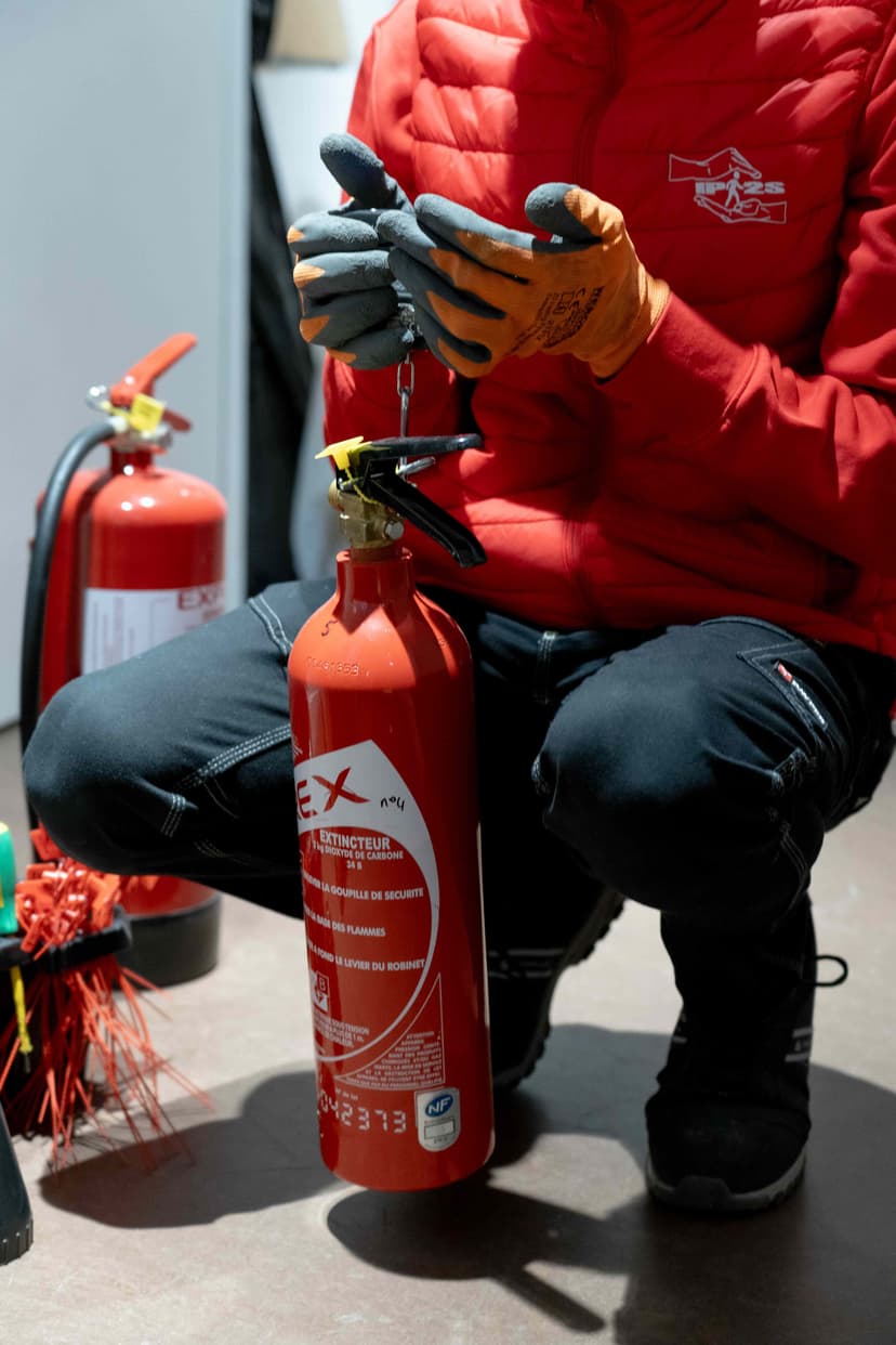 Vérification de la goupille d'un extincteur CO2