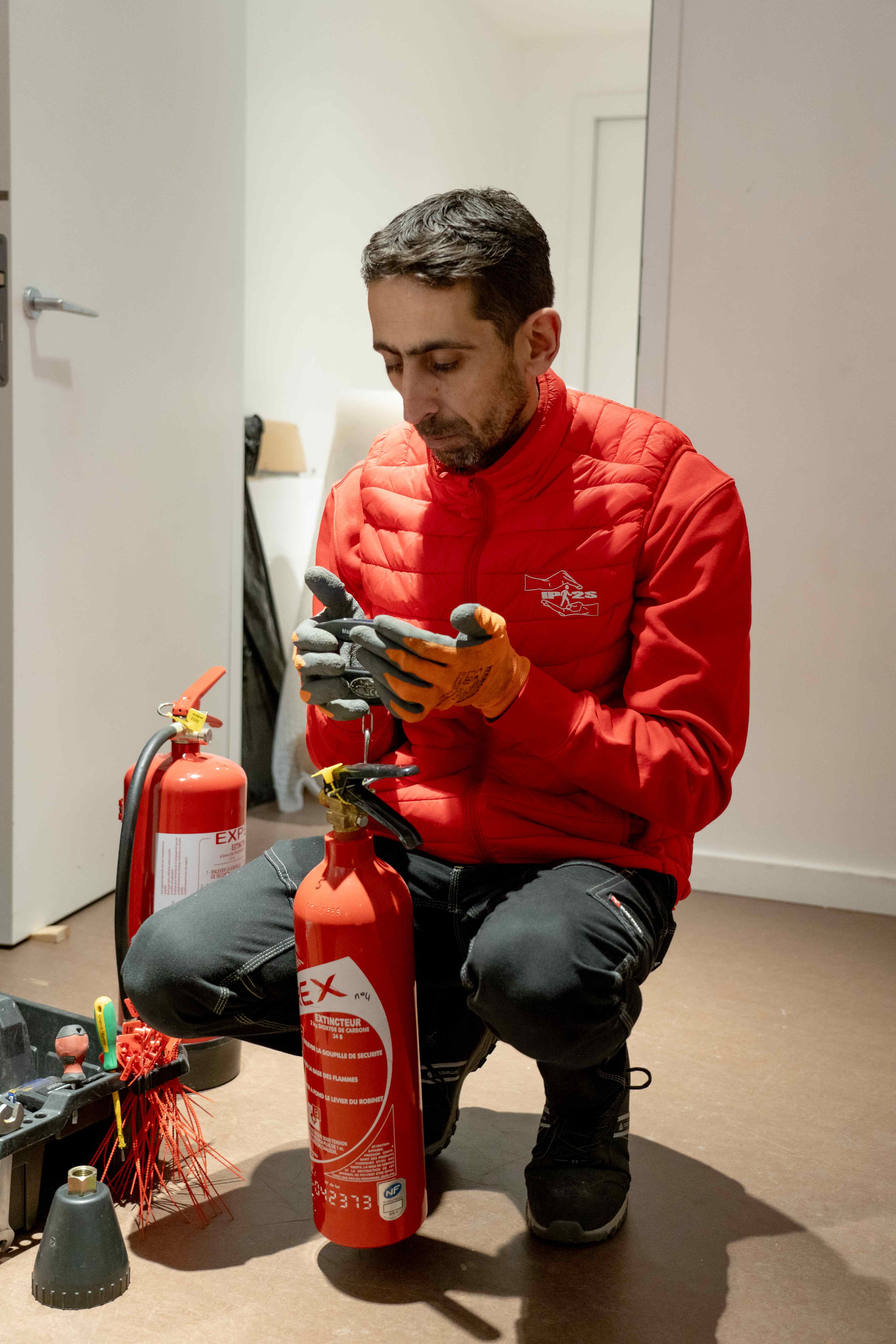 Technicien inspectant un extincteur CO2