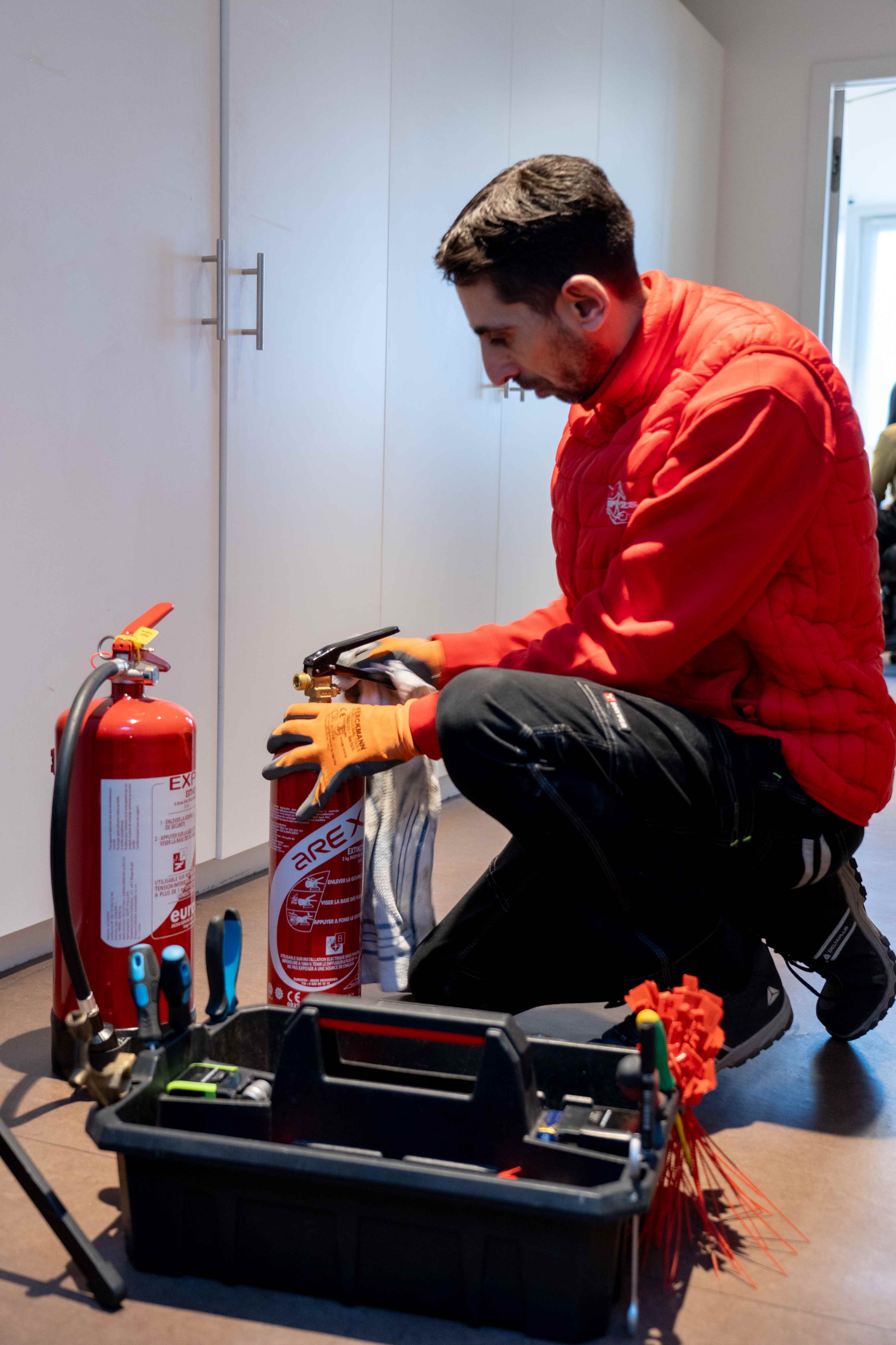 Technicien IP2S en maintenance d'extincteur